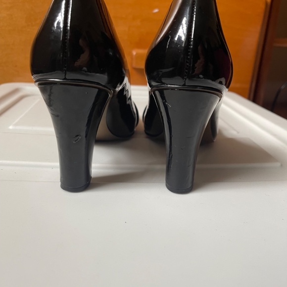 Black patent leather pumps with fabric inset - Picture 5 of 10